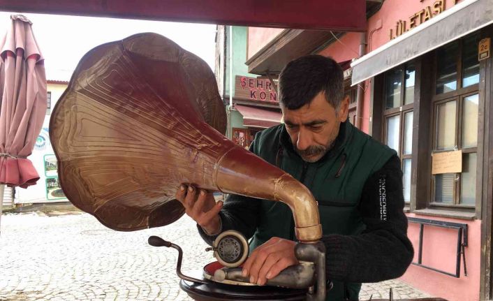 Tarihi gramofonuna gözü gibi bakıyor