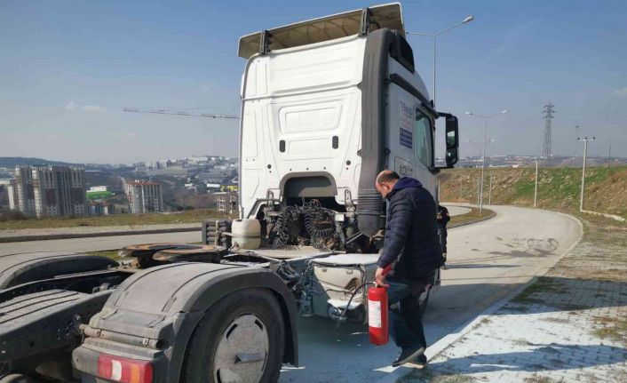 Tırın alev almasını yangın söndürme tüpüyle engelledi