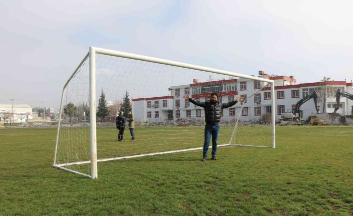 Top koşturduğu stadın yıkılışına şahit olan eski kalecinin duygusal anları