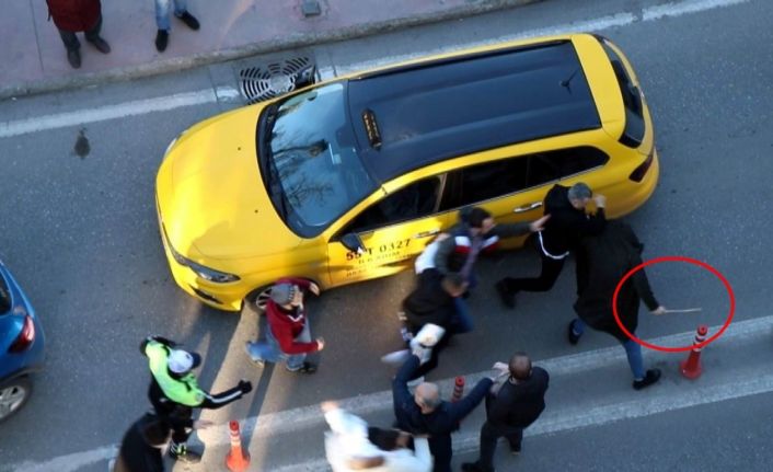 Trafikte korna kavgası: Taraftarlar birbirine girdi