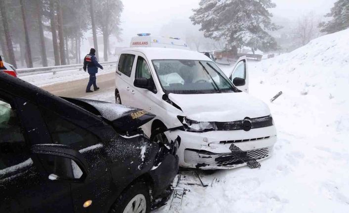 Uludağ yolunda araçlar kafa kafaya çarpıştı: 3 yaralı