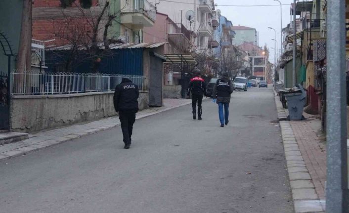 Uşak’ta silahlı kavga: 1’i ağır 2 yaralı