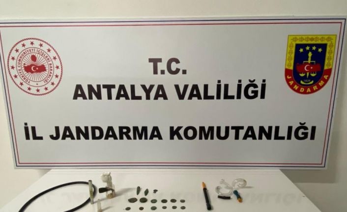 Yol kontrol noktasında durdurulan araçtakiler suç makinesi çıktı