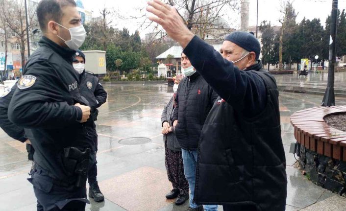 Yolunu kaybeden yaşlı adama polis şefkati