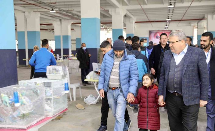 Yunusemre Kuş Pazarı’na yoğun ilgi