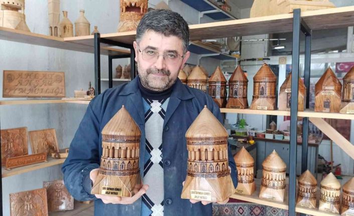 32 yıldır yaptığı maketlerle Ahlat’ın tanıtımına katkı sunuyor