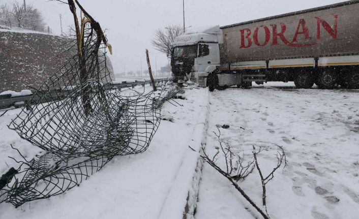 Amasya’da karlı yolda tır kontrolden çıktı, uzun araç kuyruğu oluştu