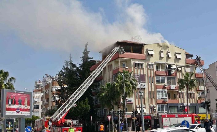 Antalya’da mahalleyi dumana boğan yangın