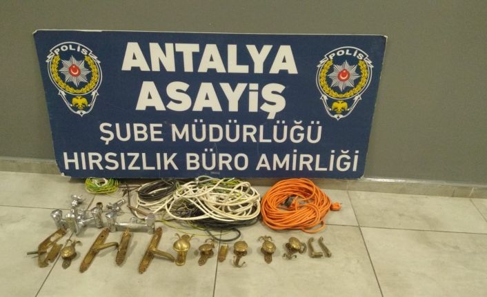 Antalya’da yabancı uyruklu hırsızlık şüphelisi tutuklandı