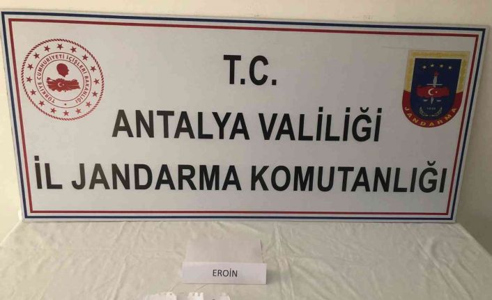 Barın deposundan sandalye çalarken suçüstü yakalandılar