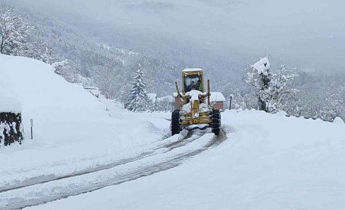 Bartın’da bin 60 rakımlı köyde kar kalınlığı 160 santimetreye ulaştı