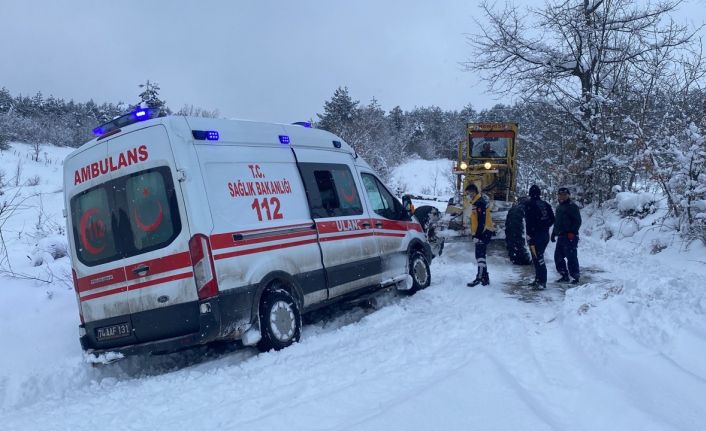 Bartın’da kara saplanan ambulansı karla mücadele ekipleri kurtardı