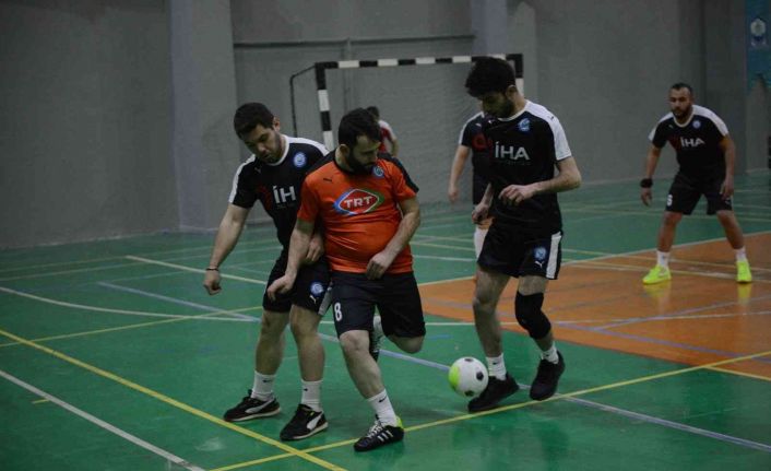 Basın çalışanları futsal ile stres atıyor