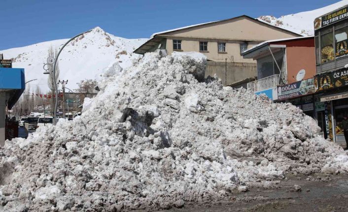 Başkale’de kar yığınları kamyonlarla taşınıyor