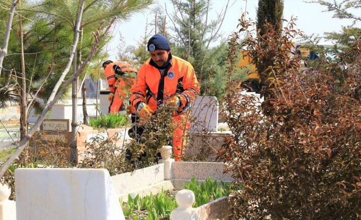 Battalgazi’deki mezarlıklarda ramazan temizliği