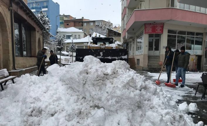 Bayburt’ta karla mücadele sürüyor