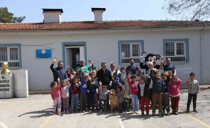 Büyükşehir miniklere hayvan sevgisi aşılıyor