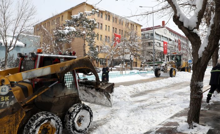 Büyükşehir’in kar timleri kenti baştan aşağı kardan temizliyor