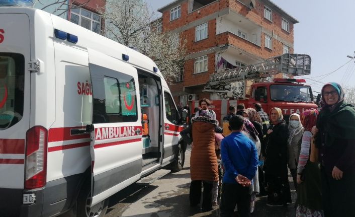 Çatı katında çıkan yangın sebebiyle panik olan 2 kadın fenalaştı