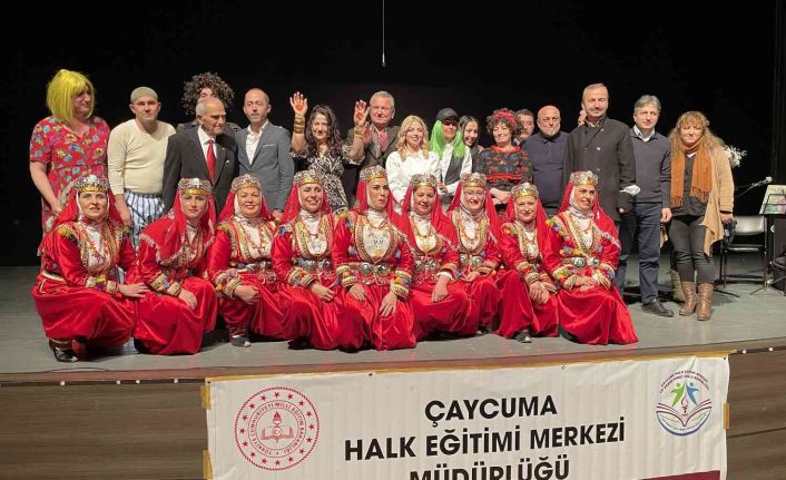 ‘Çaycuma Gecesi’ tiyatro oyunu, izleyenlerden büyük beğeni aldı