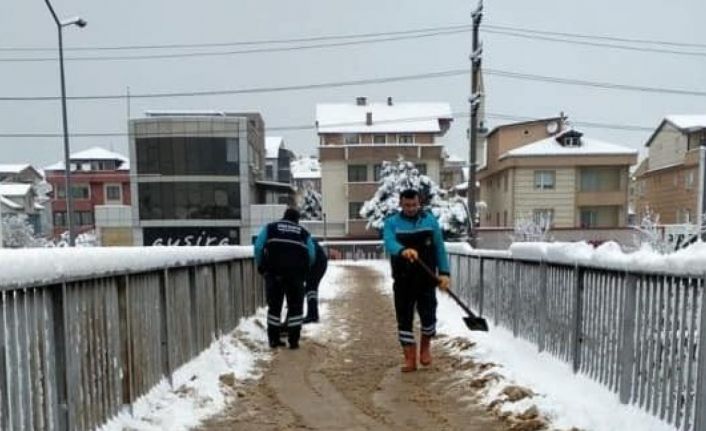 Derince’de ekipler karla mücadelesini sürdürüyor