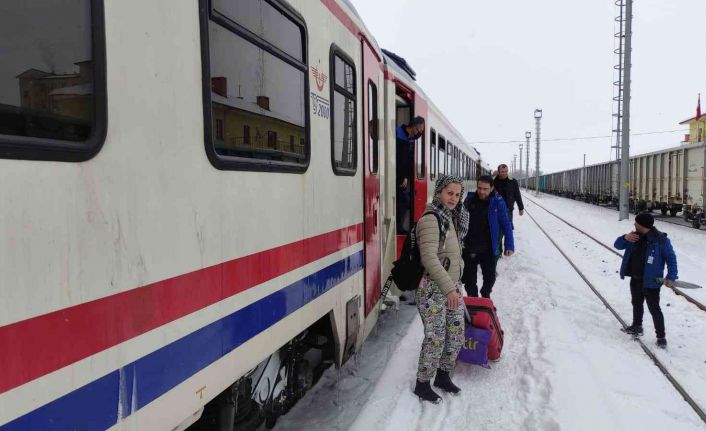 Doğu Ekspresi çığ düşmesi sonucu yolda kaldı