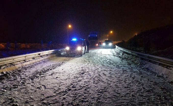 Erzincan’ın yüksek rakımlı geçit noktalarında kar, tipi etkili oldu