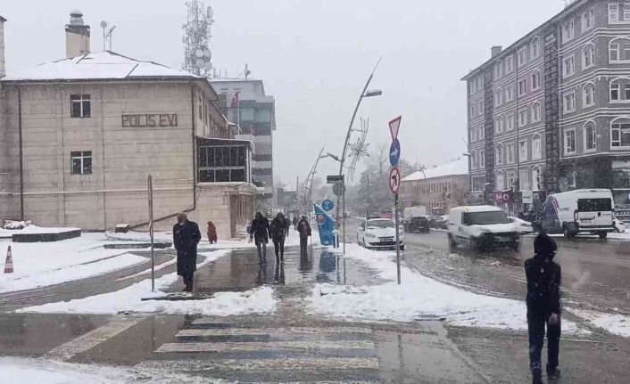 Erzurum’da kar yağışı etkili oldu, kent beyaza büründü