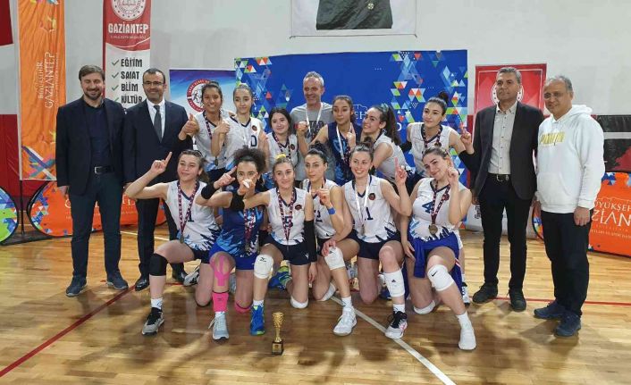 Gaziantep Kolej Vakfı’nın sultanları voleybolda namağlup şampiyon