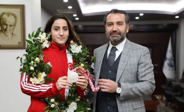 Gizem Özer’e Elazığ’da coşkulu karşılama