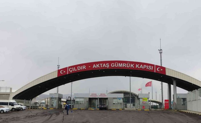 Gürcistan, sınır kapılarının yolcu trafiğine açılışını askıya aldı