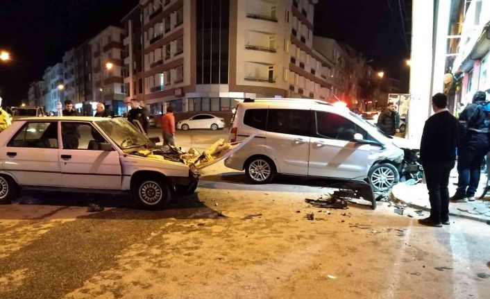 Hafif ticari araç ile otomobil çarpıştı, 6 kişi yaralandı