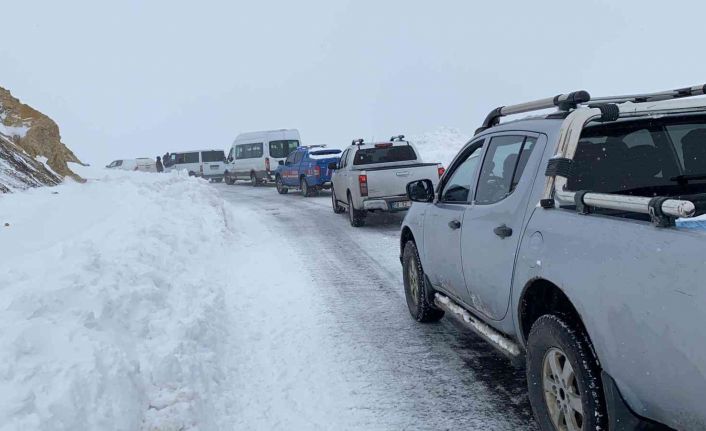 Hakkari’de 196 yerleşim yerinin yolu ulaşıma kapandı