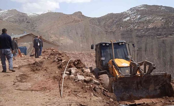 Halkapınar’da ahır çöktü 1 inek telef oldu