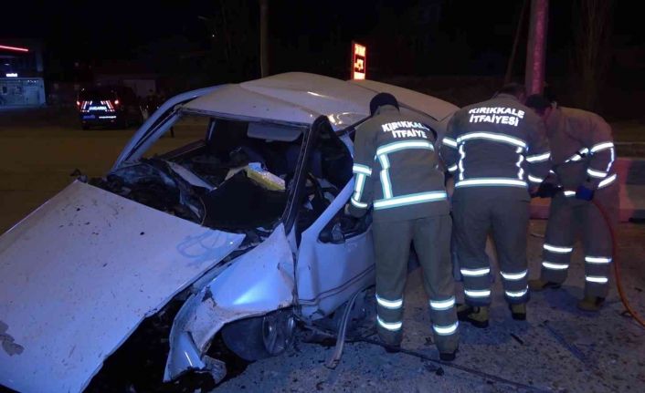 Hurdaya dönen otomobilde sürücü sıkıştı, ekipler zamanla yarıştı