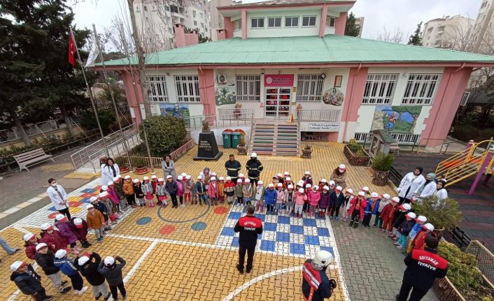 İtfaiyecilerden miniklere yangın eğitimi