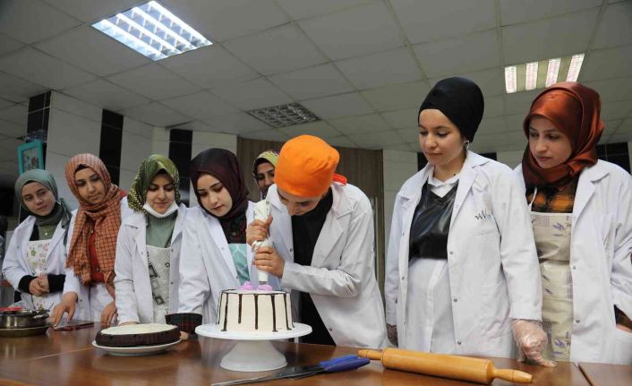 Kadınlardan pastacılık kursuna yoğun ilgi