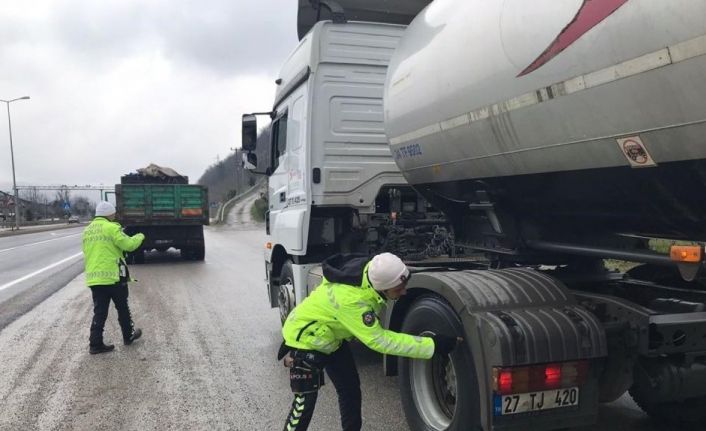 Kar yağışı uyarısı trafik polislerini harekete geçirdi