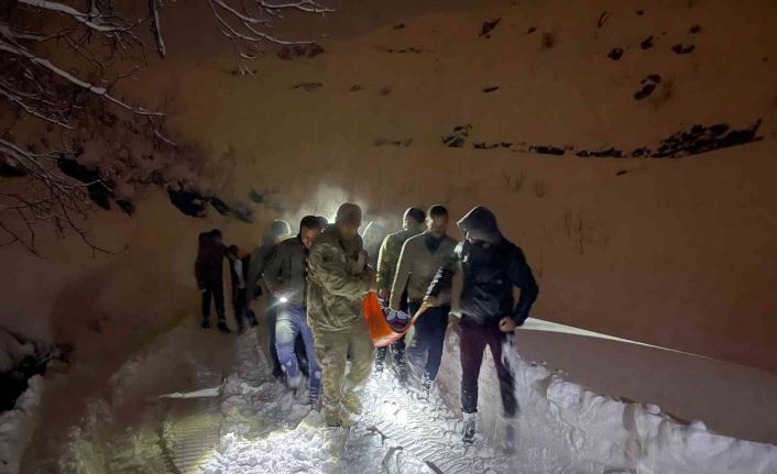 Kardan kapanan yolu aşarak hamile kadını hastaneye yetiştirdiler