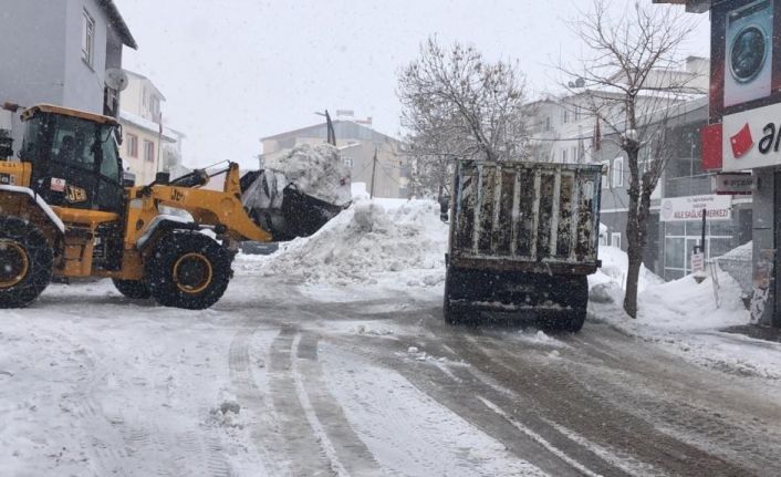 Karlıova’da kar, kamyonlarla taşınmaya devam ediyor