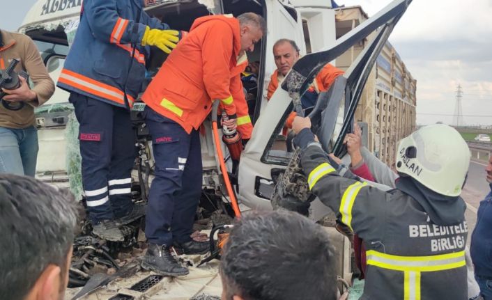 Karton gibi katlanan TIR’dan şoför yaralı kurtuldu