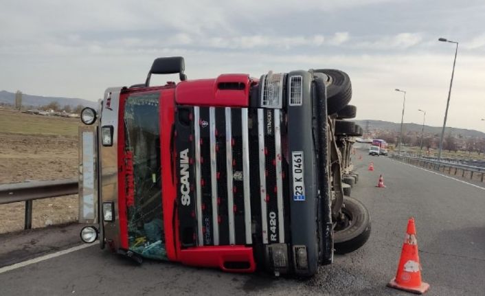 Kayseri’de virajı alamayan tır devrildi