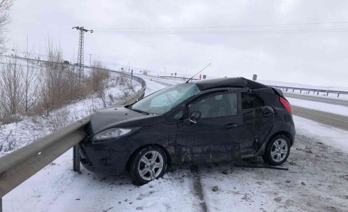 Kontrolden çıkan otomobil tıra arkadan çarptı: 2 yaralı