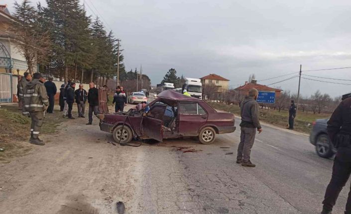 Köpeğe çarpmamak için manevra yapan otomobil kaza yaptı