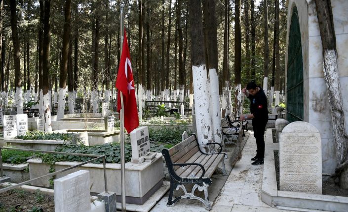 Kuşadası’ndaki mezarlıklarda bakım ve onarım çalışması yapılıyor