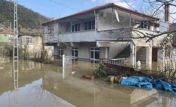 Mahalleyi su basmıştı, suyu tahliye çalışması sürüyor