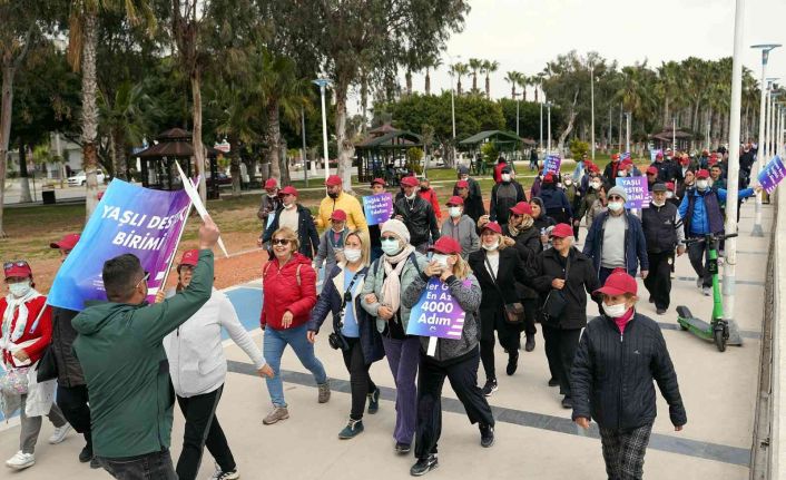 Mersin’de ’Aktif ve başarılı yaş alma yürüyüşü’ düzenlendi