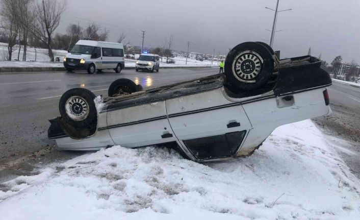 Orta refüje çarpan otomobil takla attı: 1 yaralı