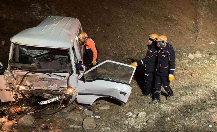 Şarampole devrilen minibüste 1 kişi öldü, 2 kişi ağır yaralandı