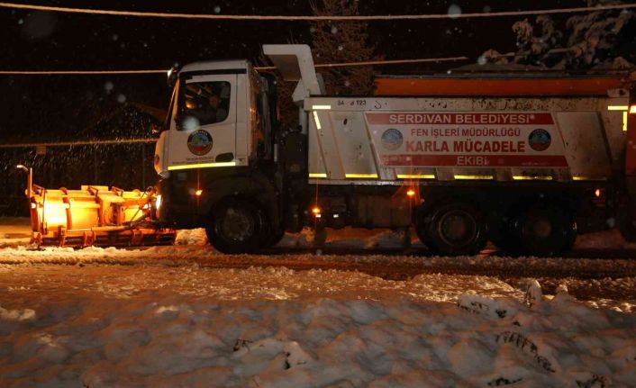 Serdivan Belediyesi’nden hafta sonunda kar mesaisi